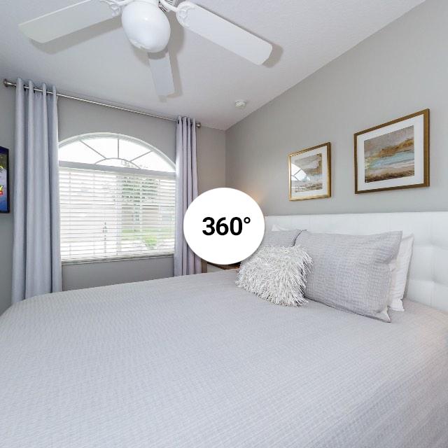 Queen Bedroom (Downstairs)